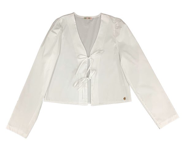 blusa blanca de manga larga abierta en frontal y cerrada con dos lazadas. escote pico