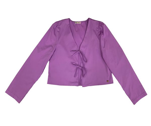 blusa lila de manga larga abierta en frontal y cerrada con dos lazadas. escote pico