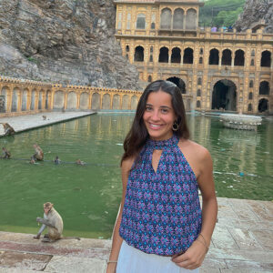 chica posando en fachada de templo indio con blusa top sin mangas estampado azul