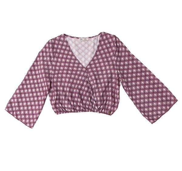 blusa corta cruzada en frontal estampada en colores berenjena, burdeos y beige con goma elástica fina en el interior del bajo con mangas 3/4