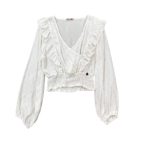 blusa cruzada blanca con lúrex plateado con volantes en hombros y frunce en cintura