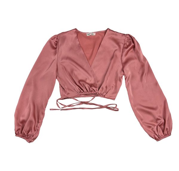 blusa cruzada de raso rosa atada con cordón en cintura