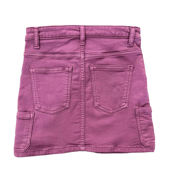 falda corta cargo rosa con cierre de cremallera y botón en cintura