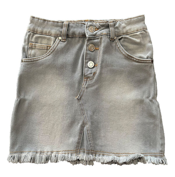 falda corta tejana gris con lavado desgastado suave con cierre de botones y tres bolsillos frontales