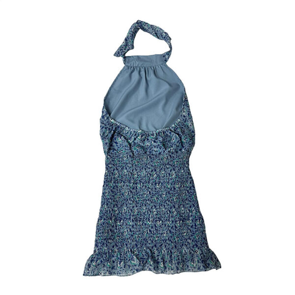 vestido corto con gasa estampada azul con cuello halter y espalda descubierta con la parte de la falda fruncida y forro interior