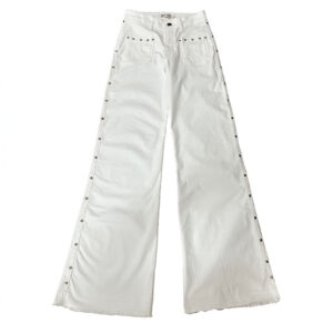 pantalón tejano blanco campana con dos bolsillos frontales c, con tachuelas en laterales y bolsillos