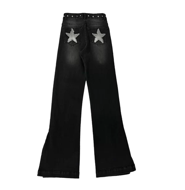 trasero de pantalón negro campana con abertura en los laterales del bajo, tachuelas en la cintura y apliques de estrellas grises desflecadas en bolsillos traseros. Efecto desgastado suave