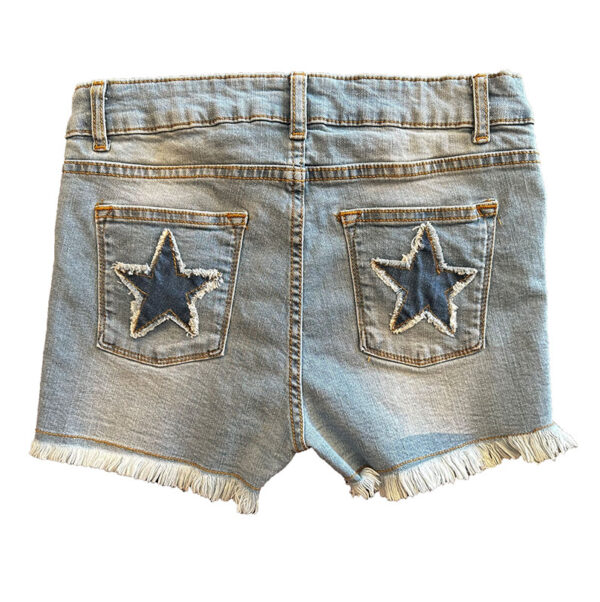 trasero de short denim azul desgastado con aplique de estrella desflecada en bolsillos traseros en azul denim oscuro