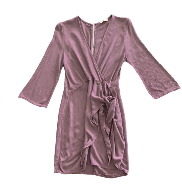 vestido de bambula rosa viejo con escote pico cruzado y lazada en la parte de la falda con abertura y mangas 3/4