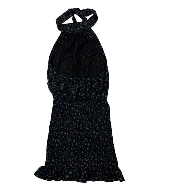 vestido corto negro de florecillas azules con la parte de abajo con falda fruncida y volante y parte de arriba tipo halter con espalda descubierta