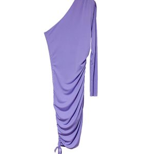 vestido lila asimétrico corto y ajustable el largo con cordón en lateral derecho. Fruncido en lateral izquierdo y hombro