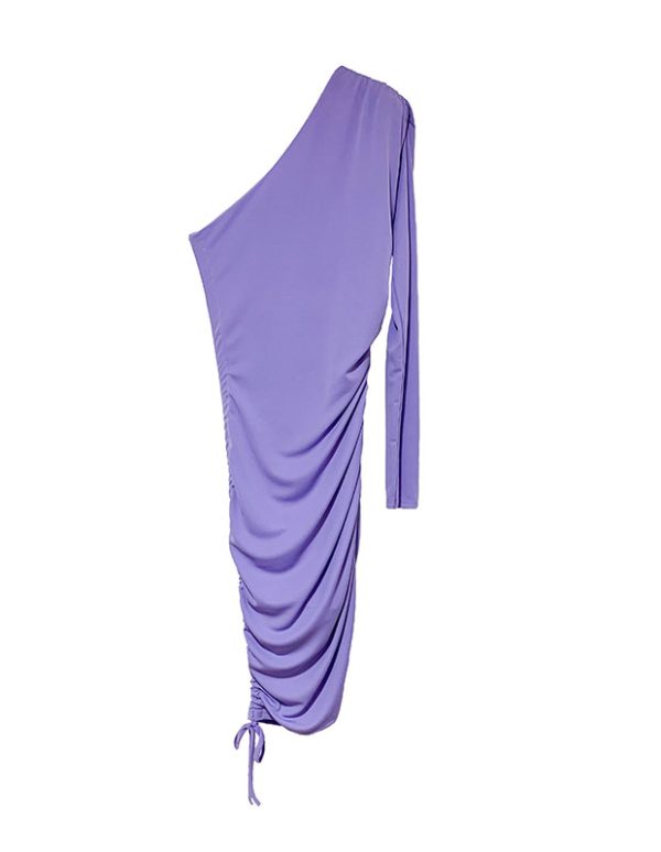 vestido lila asimétrico corto y ajustable el largo con cordón en lateral derecho. Fruncido en lateral izquierdo y hombro